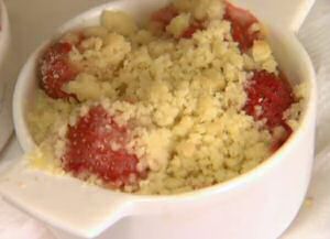 Kleine ovenschotel met aardbeien en krokant gebakken kruimeldeeg volgens een crumble recept van Piet Huysentruyt uit SOS Piet